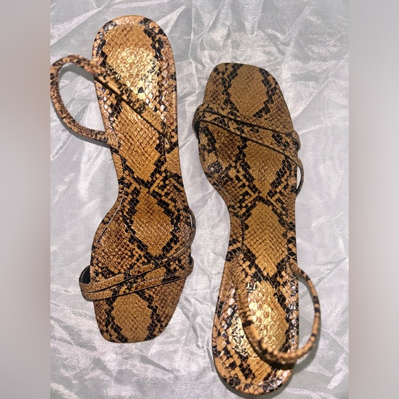 VINCE CAMUTO SHEELA SANDAL IN TUSCAN SNAKE - Picture 3 of 4
